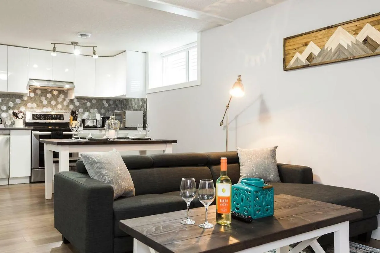 Modern Executive Suite I Complimentary Netflix & Parking! Edmonton Apartment