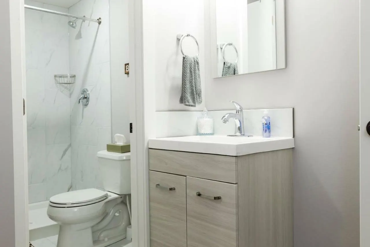 Modern Executive Suite I Complimentary Netflix & Parking! Edmonton Apartment