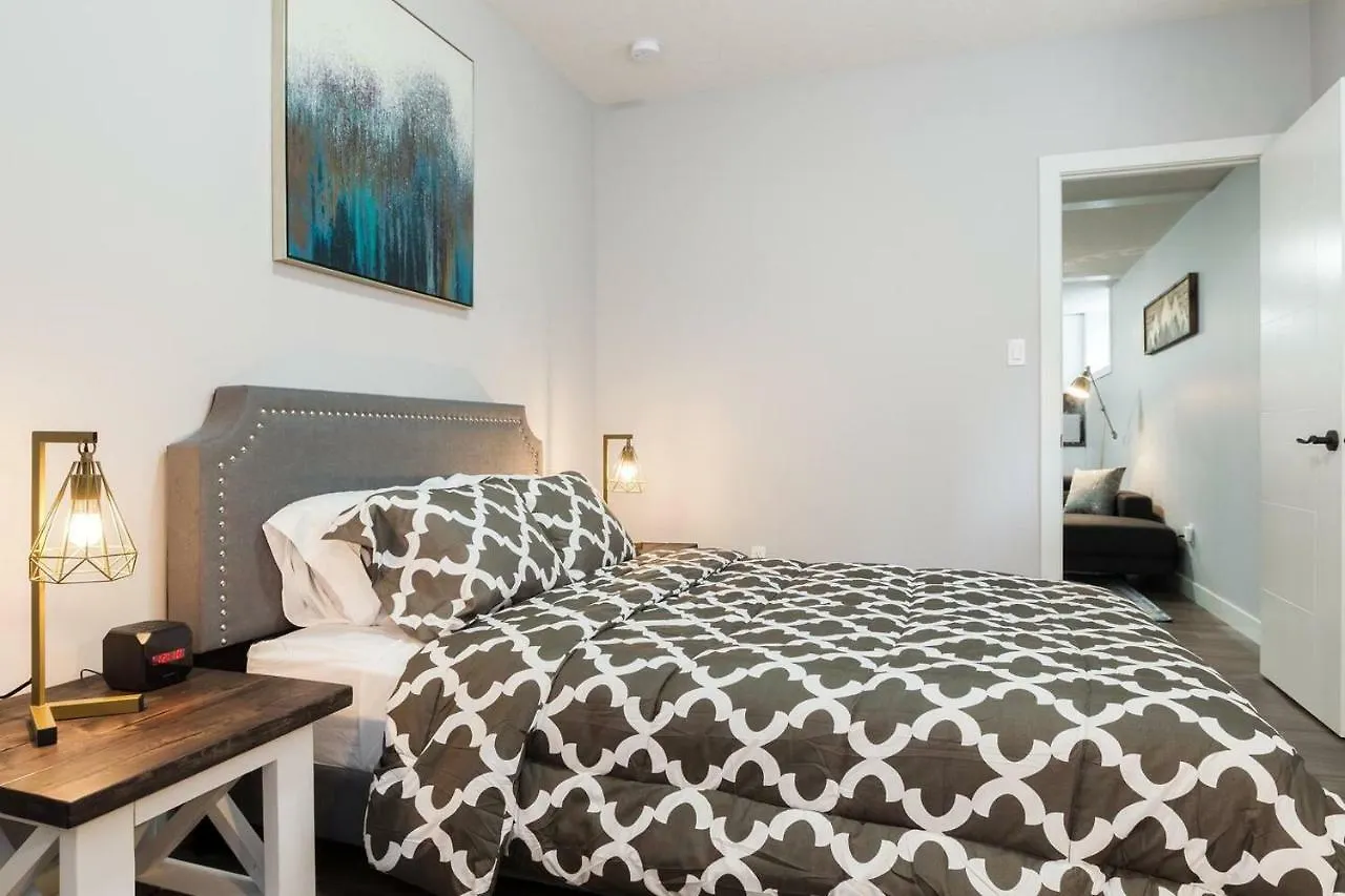 Modern Executive Suite I Complimentary Netflix & Parking! Edmonton Apartment