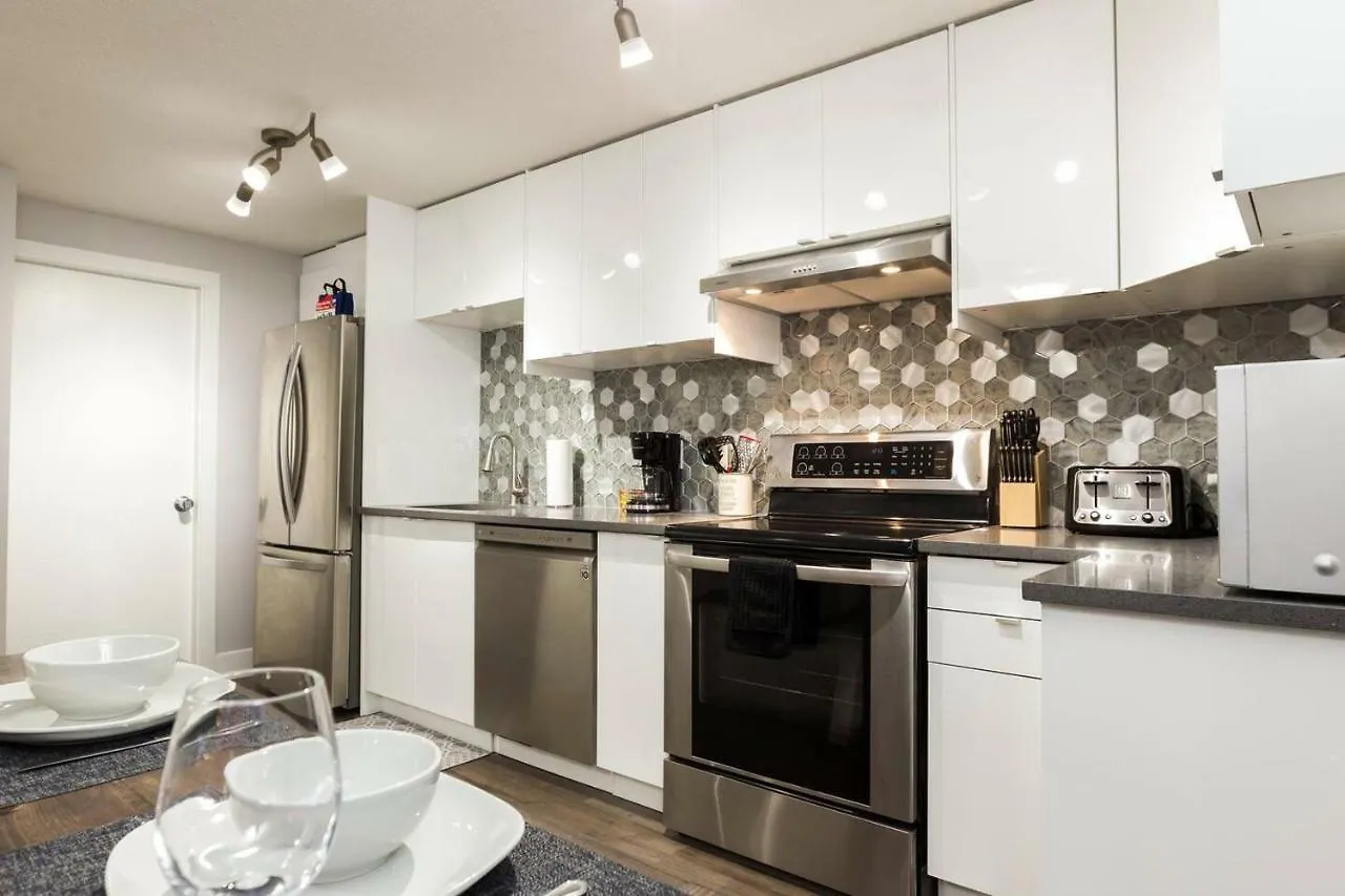 Modern Executive Suite I Complimentary Netflix & Parking! Edmonton Canada